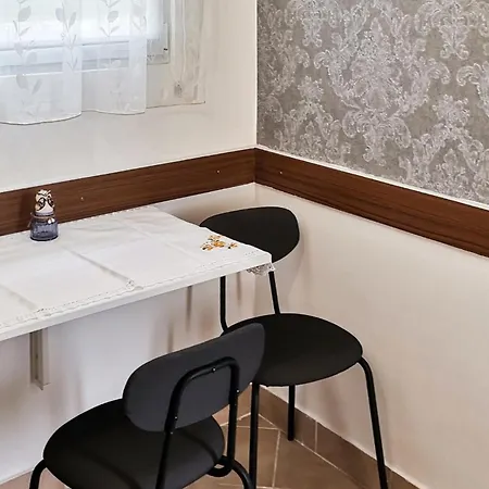 Apartment 1 Bedroom Cozy In *